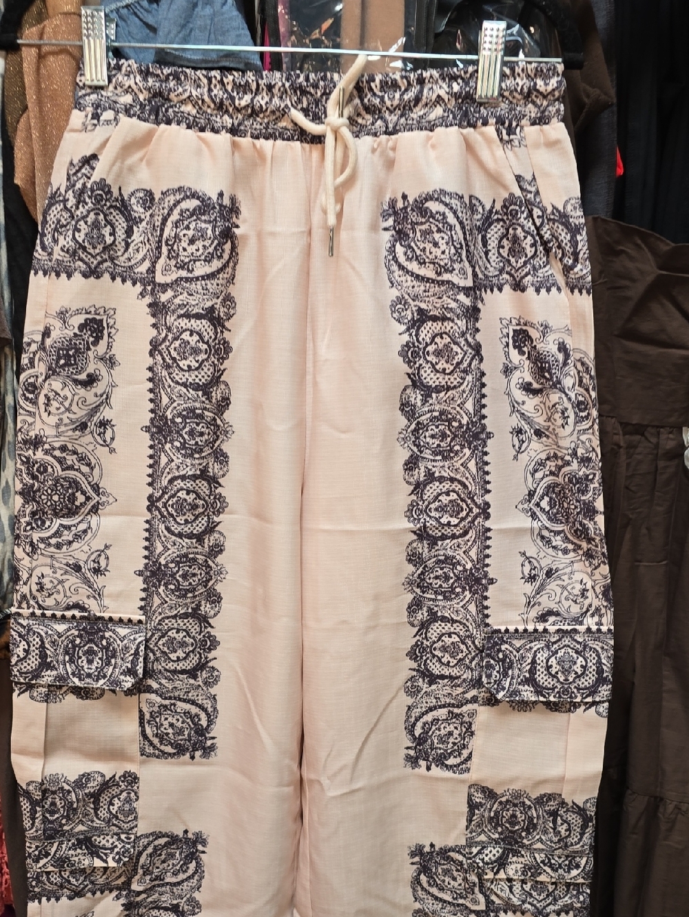 Beige Wide-Leg Drawstring Pants with Black Paisley Print. Viscosa